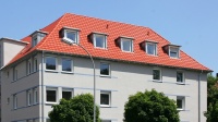 2. bis 4. Etage saniertes Wohnhaus, graue Fassade, neues Dach. 2. bis 4. Etage saniertes Wohnhaus, graue Fassade, neues Dach.