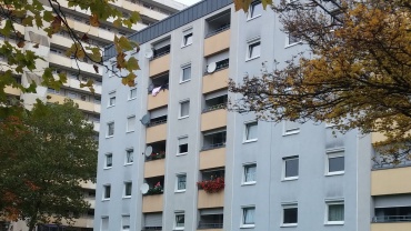 Stein des Anstoßes: Unsachgemäß und vor allem ohne Erlaubnis angebrachte Satelliten-Anlagen verschandeln immer wieder Fassaden und bringen Immobilieneigentümer aus der Fassung. Image