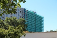 Rechts eingerüstete Fassade Hochhaus mit 15 Etagen. Der 2. Bauabschnitt links ist noch ohne Gerüst.