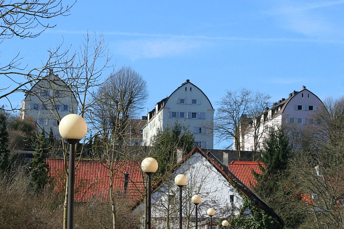 3 sanierte Altbauten mit Tonnendach, von Weitem gesehen. Vrone Bäume im Winter. 3 sanierte Altbauten mit Tonnendach, von Weitem gesehen. Vrone Bäume im Winter.