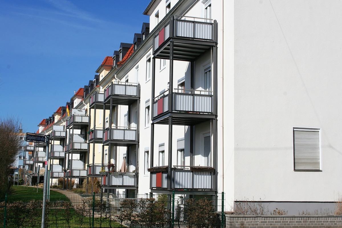 Sanierte Gebäudezeile Altbau mit angebauten Balkonen, helle Fassade, 4 Etagen. Sanierte Gebäudezeile Altbau mit angebauten Balkonen, helle Fassade, 4 Etagen.