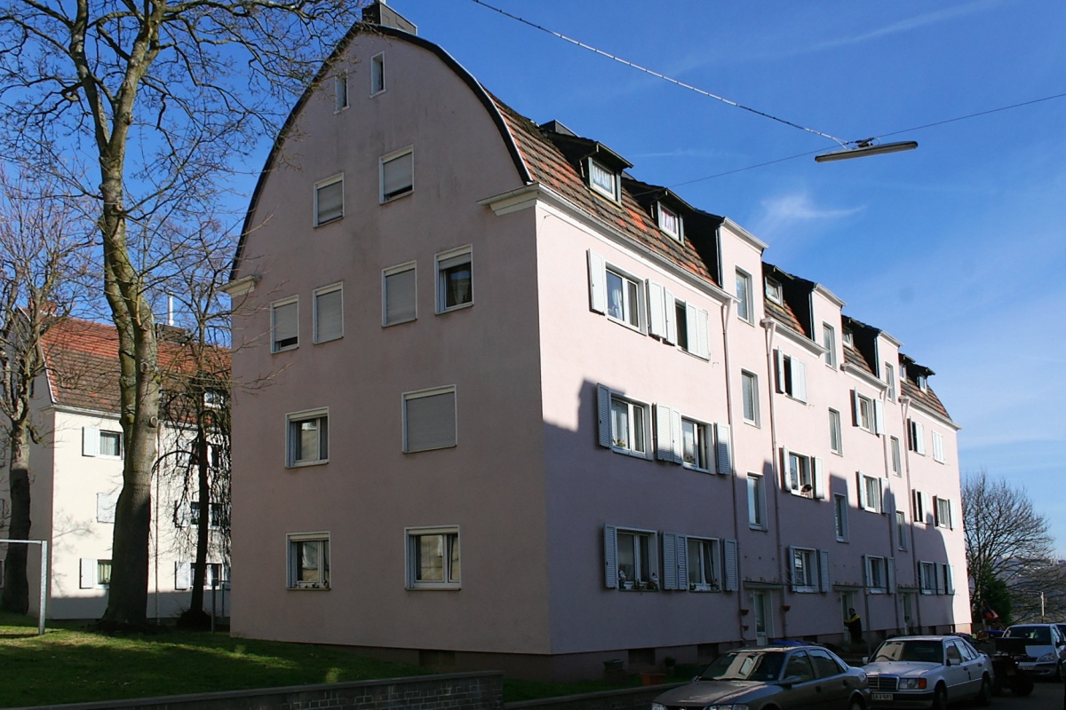 Altbau saniert mit Tonnendach, 4 Etagen, helle Fassade. Altbau saniert mit Tonnendach, 4 Etagen, helle Fassade.