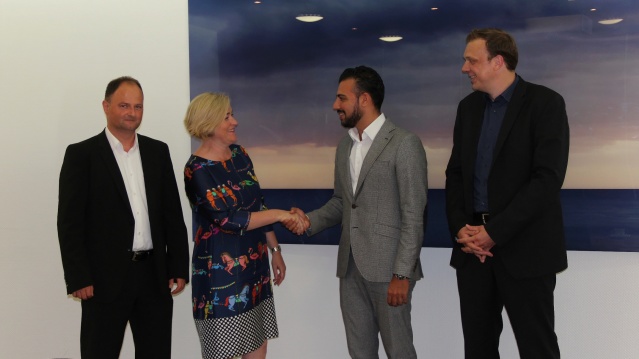 Ein freundschaftlicher und herzlicher Händedruck besiegelt die zukünftige Zusammenarbeit: Stefan Eichhorn, Hildegard Wald (SIB), Rahman Neiro und Marcus Wersuhn (CENTRO Hotel Group). Unterzeichnung Pachtvertrags Hotel La Résidence