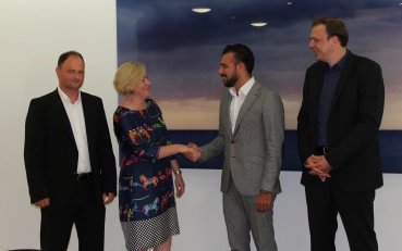 Ein freundschaftlicher und herzlicher Händedruck besiegelt die zukünftige Zusammenarbeit: Stefan Eichhorn, Hildegard Wald (SIB), Rahman Neiro und Marcus Wersuhn (CENTRO Hotel Group). (Foto: SIB) Image