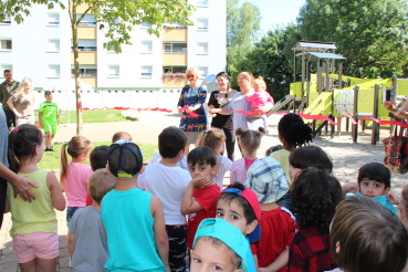 SGS-Geschäftsführerin Hildegard Wald übergibt mit den beiden Spielplatzpatinnen Bianca Moser und Sarah Gottschall den neu gestalteten Spielplatz. Image