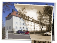 Fotomontage Gebäudezeile auf dem Wackenberg: Auf der linken Seite des Bildes eine aktuelle Ansicht mit sanierter Fassade und neuem Dach, rechts eine Aufnahme aus den 1950er Jahren im Sepia-Farbton. Fotomontage Gebäudezeile auf dem Wackenberg: Auf der linken Seite des Bildes eine aktuelle Ansicht mit sanierter Fassade und neuem Dach, rechts eine Aufnahme aus den 1950er Jahren im Sepia-Farbton.