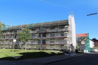 Wohnhaus mit drei Wohnetagen mit einem Gerüst davor