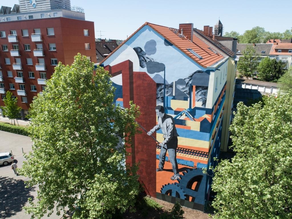 Kunst-Graffito mit Burbacher Hütte, Stahlgließerei, Arbeiter. Davor Bäume. Kunst-Graffito mit Burbacher Hütte, Stahlgließerei, Arbeiter. Davor Bäume.