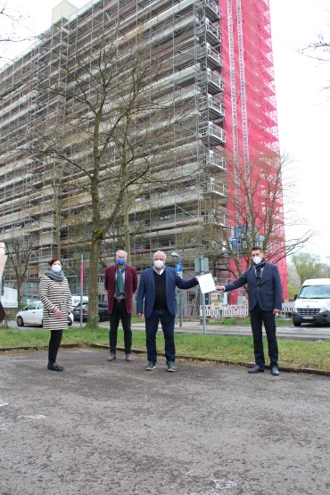 v.l.n.r.: Doris Woll, Vorstandsvorsitzende der SIKB, SGS-Geschäftsführer Heinz-Peter Klein, Bauminister Klaus Bouillon und Oberbürgermeister Uwe Conradt. Image