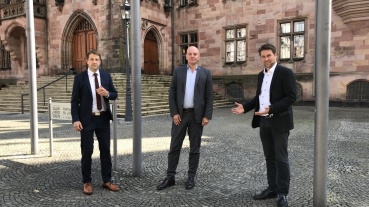 Neue Geschäftsführung bei der Immobiliengruppe Saarbrücken: Dr. Peter Lauer, Dipl.-Kaufmann Robert Tucovic und Oberbürgermeister Uwe Conradt vor dem Saarbrücker Rathaus Image