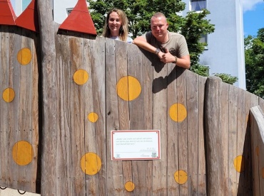 Schild Drachenspielplatz: ""Kinder sind stark und schnell und schlau und dürfen überall sein wo sie können. Und überall klettern." Image
