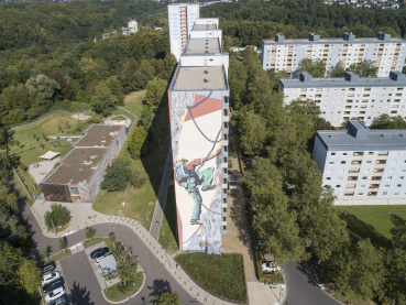 Eins der größten Wohnhaus-Graffitis in Deutschland: Der Bergsteiger am Königsbruch 1 Image