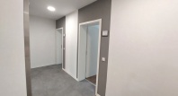 zwei nebeneinander liegende Wohnungseingänge  auf einem Flur