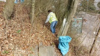 Detailaufnahme Mülleinsammeln neben der Treppe Danziger Straße.
