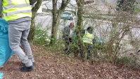 Mitarbeiter beim Müllsammeln in der Böschung Danziger Straße.