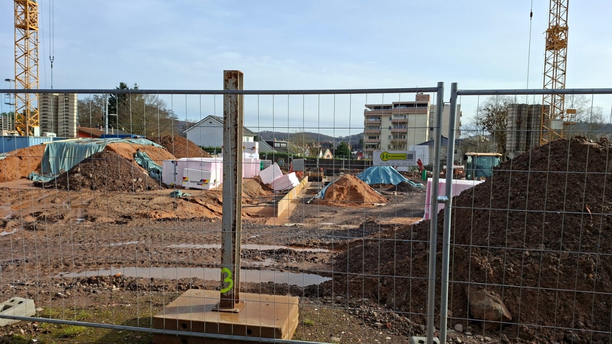 Baustelle mit Baumaterial, Bauzaun, Baukran