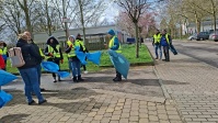 Mehrere Teilnehmer*innen mit Müllsäcken, Warnwesten und Greifzangen machen sich auf den Weg.
