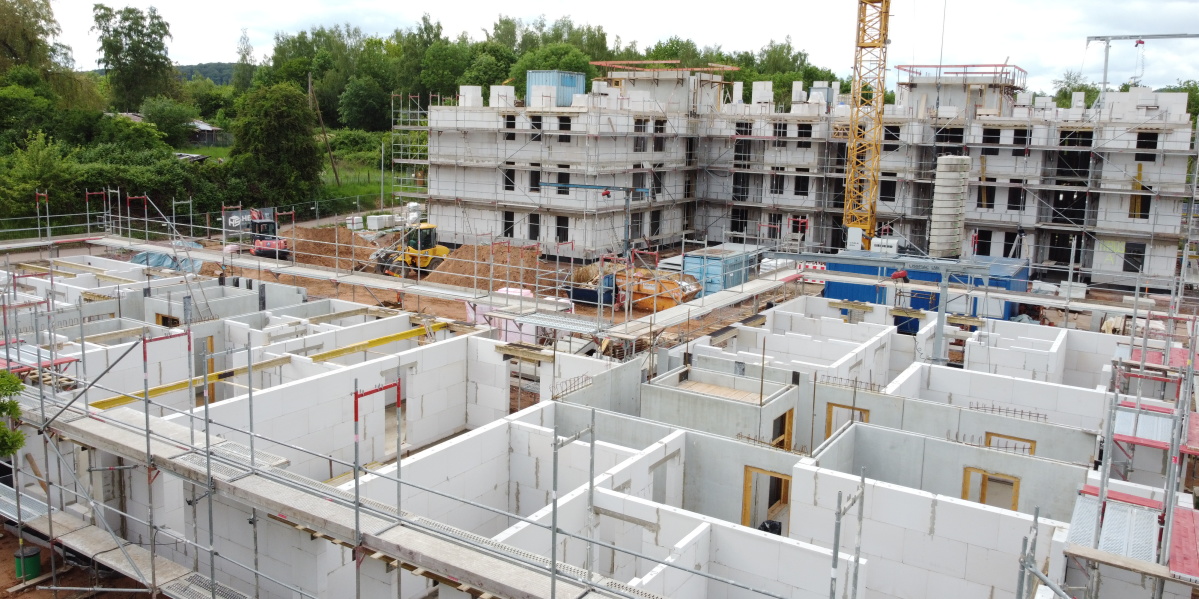 Drohnenaufnahme Rohbau Albertstraße: 1. Baukörper mit 4 Etagen, 2. Baukörper Erdgeschoss fertig